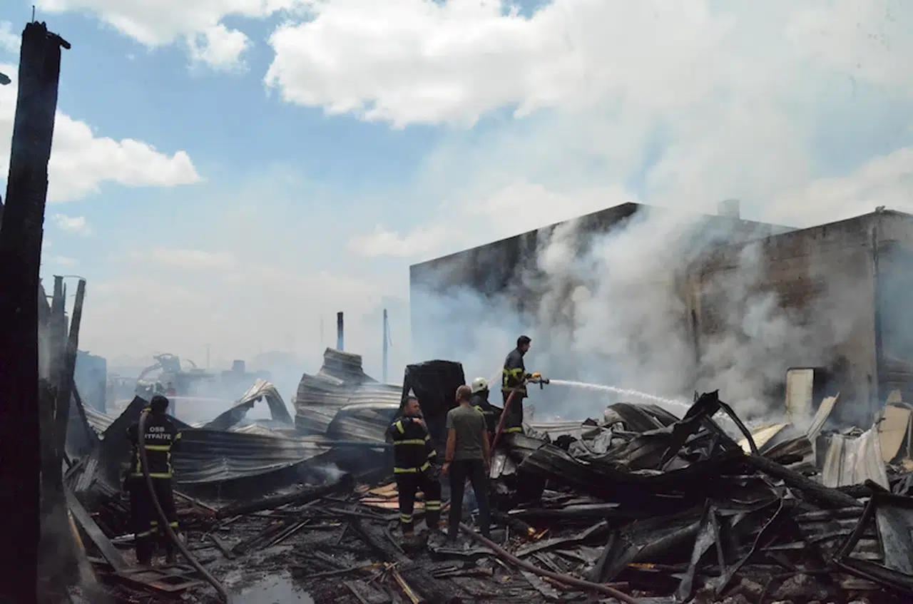  Aksaray'da kereste deposunda yangın; alevler hurda deposuna da sıçradı (2)