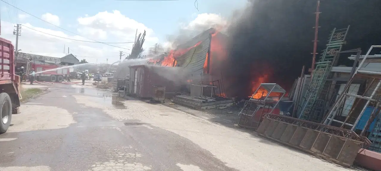 Aksaray'da kereste deposunda yangın; alevler hurda deposuna da sıçradı