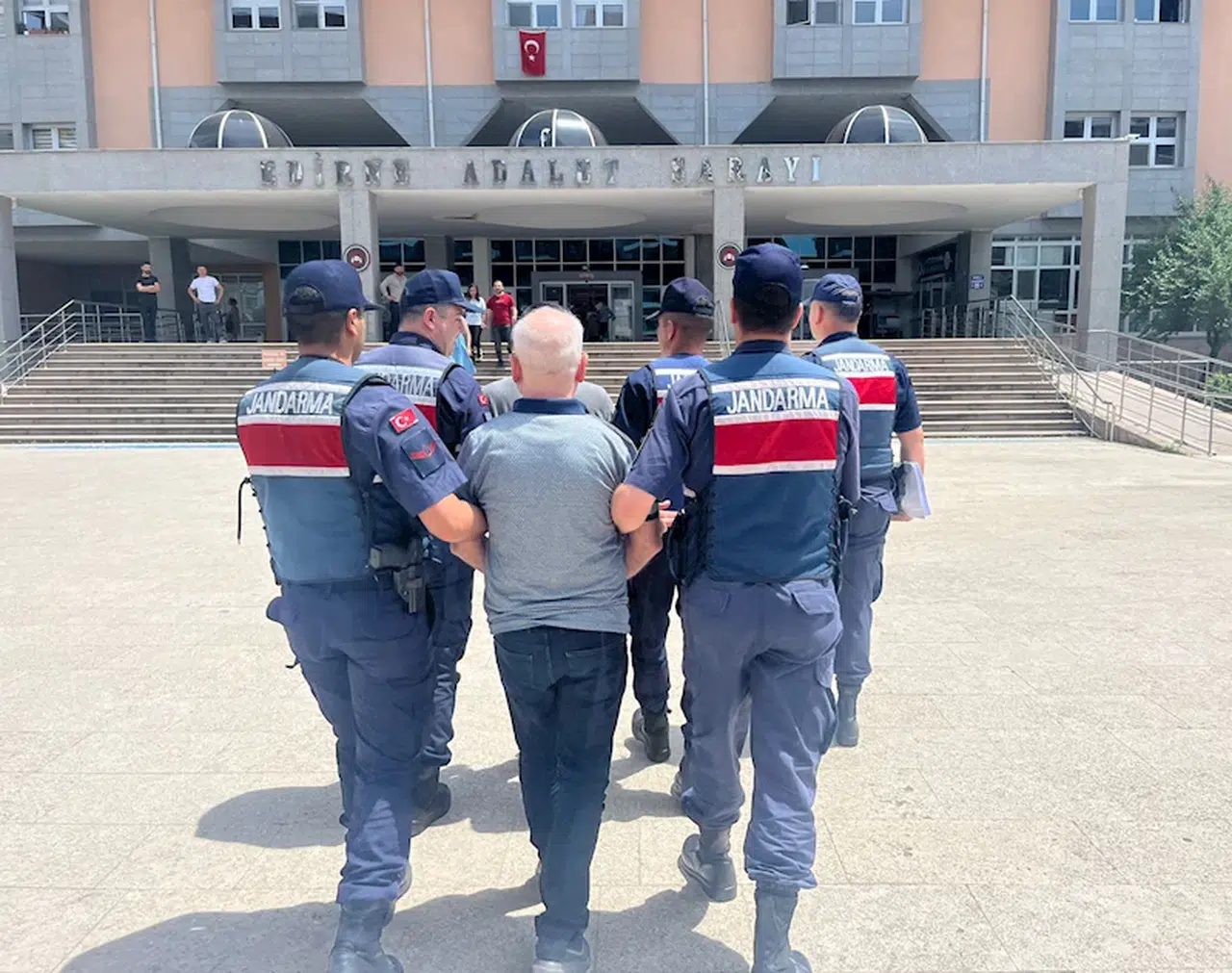 Edirne'de 24 yıl hapisle aranan 2 PKK'lı, yurt dışına kaçarken yakalandı 