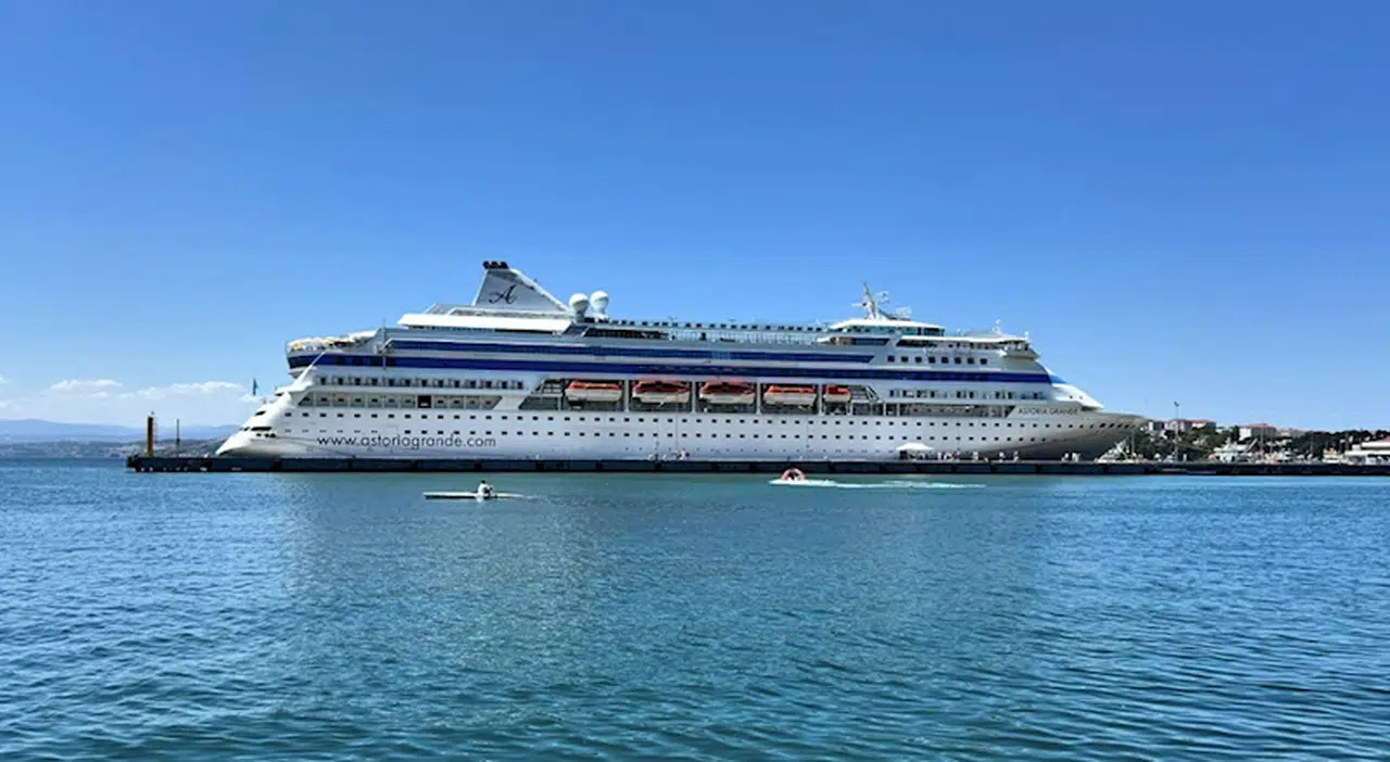 Panama bandıralı kruvaziyer "Astoria Grande" 823 yolcusuyla Sinop'a geldi 