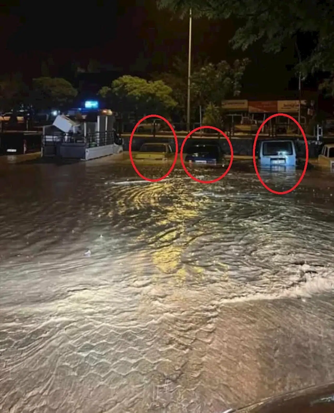 Sivas’ta sağanak; cadde ve sokaklar göle döndü