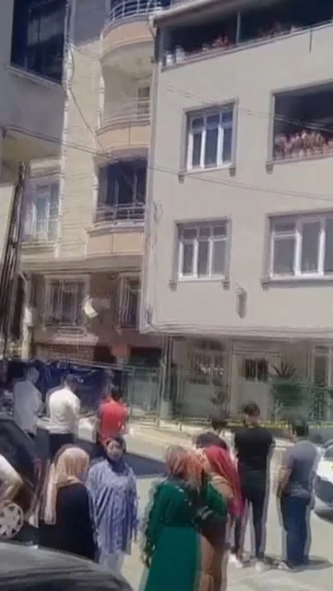 İstanbul - Esenyurt'ta 4'üncü kattan düşen çocuk hayatını kaybetti