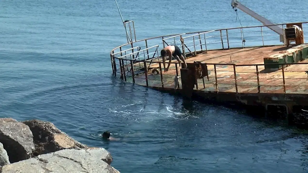 İstanbul - Maltepe'de batan gemiler çocukların oyun alanı oldu