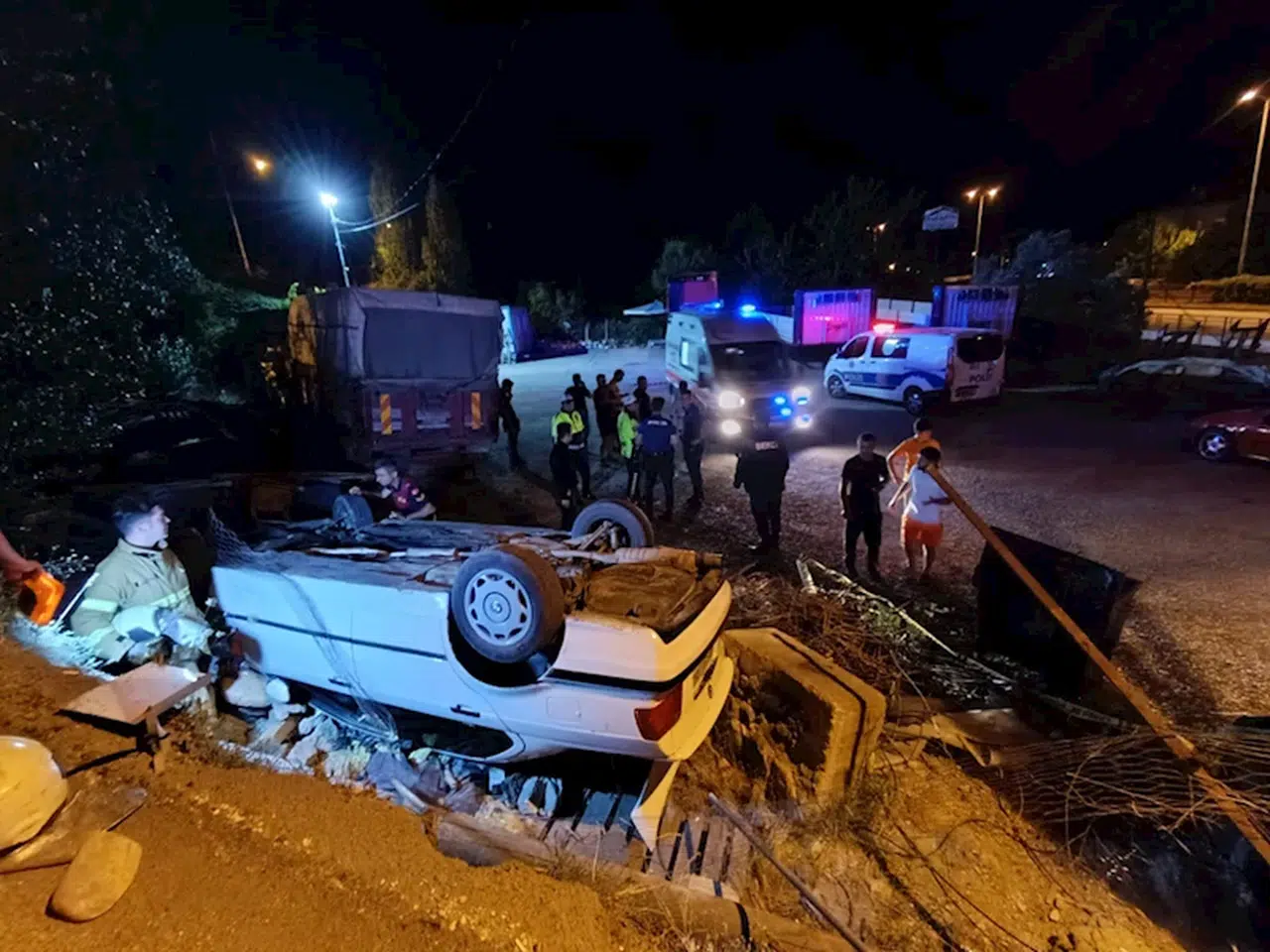 Karabük'te şarampole devrilen otomobildeki 2 kişi yaralandı