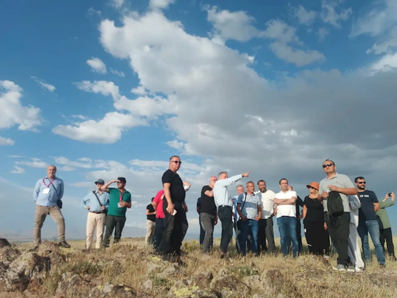 Akademisyenler, Malazgirt Savaş Alanının Tespiti, Tarihi ve Arkeolojik Yüzey Araştırma' projesi kazı alanında