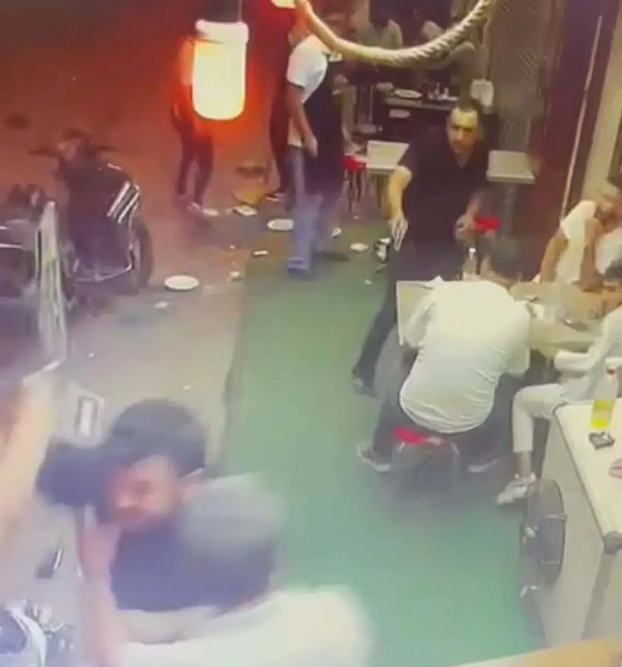 İzmir'de çorbacıda 1 kişinin öldüğü, 2 kişinin yaralandığı silahlı kavga kamerada