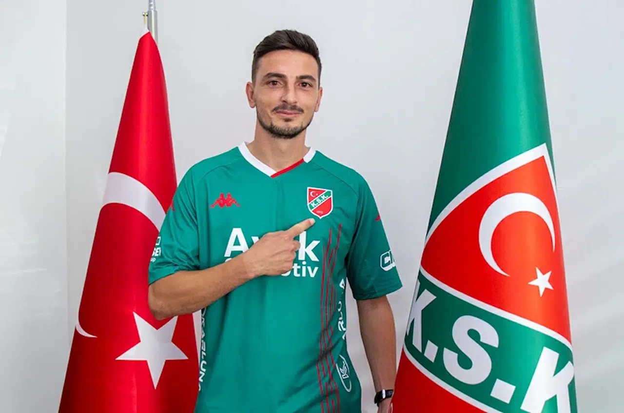  Karşıyaka'da Metin Peker imzaladı