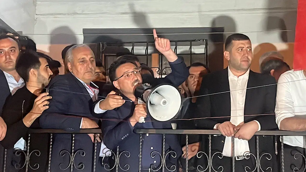 Kayseri'de 5 yaşındaki çocuğa taciz iddiası mahalleyi sokağa döktü; bazı iş yerleri ateşe verildi, 5 polis yaralı (2)