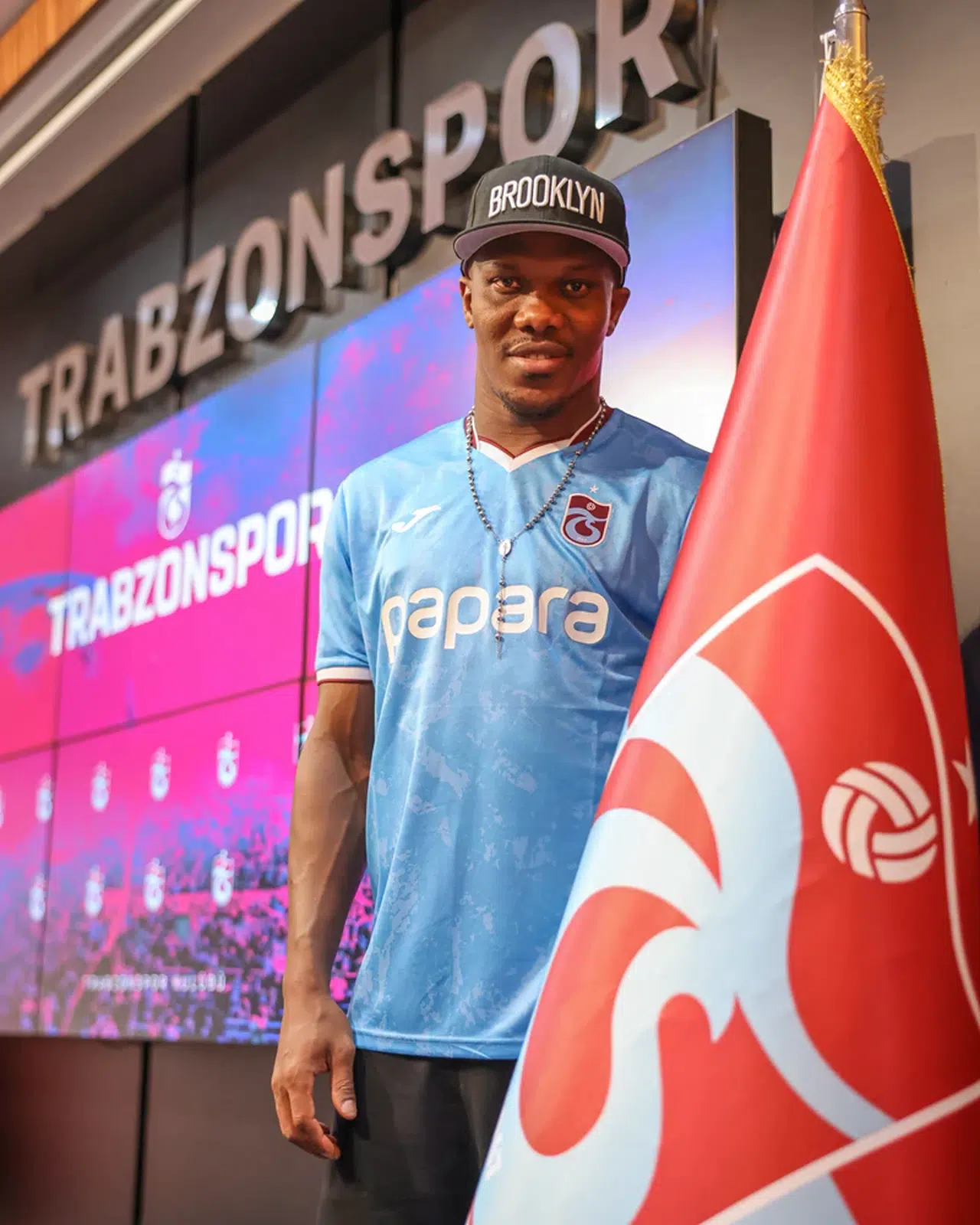 Trabzonspor, yeni transfer Nwakaeme için imza töreni düzenledi