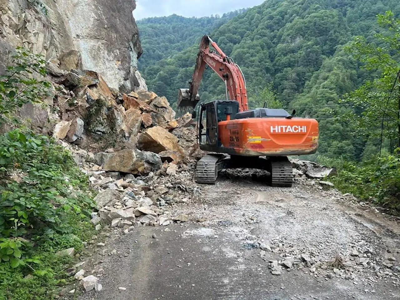 Giresun'da heyelan sonucu kapan köy grup yolu açıldı