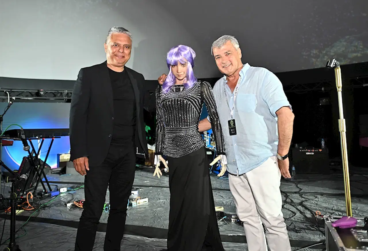 Başkan Uysal, insansı robot Desdemona'yla Antalya'nın geleceğini konuştu