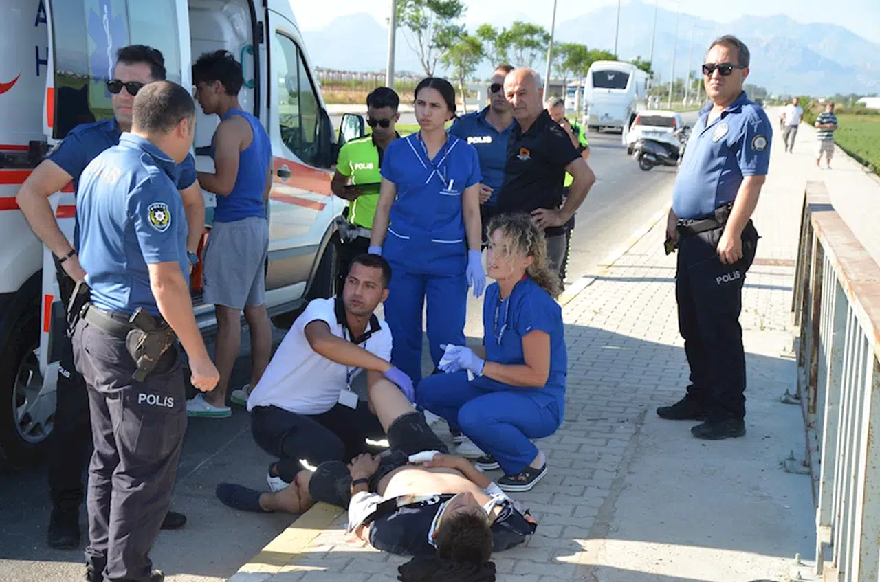 Serik'te motosiklet devrildi: 2 yaralı