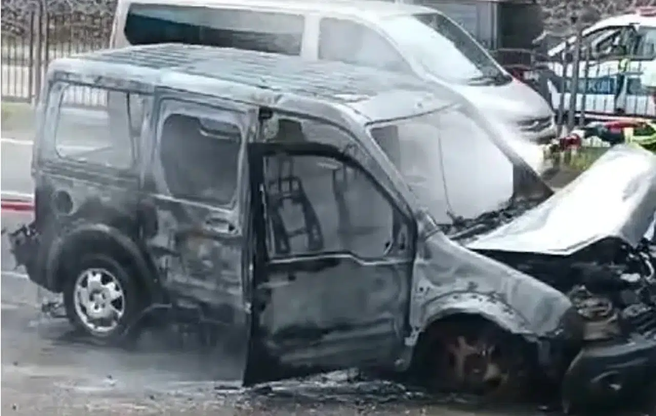 Rize'de Seyir Halindeki Hafif Ticari Araç Alevlere Teslim Oldu