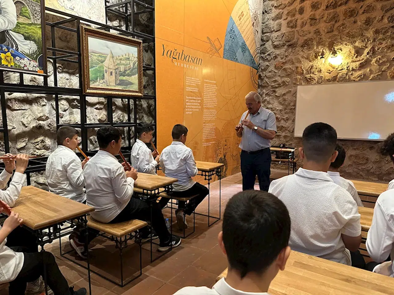 Tokat'ta öğrencilere öğretilen dilli kavalın geleceğe taşınması amaçlanıyor