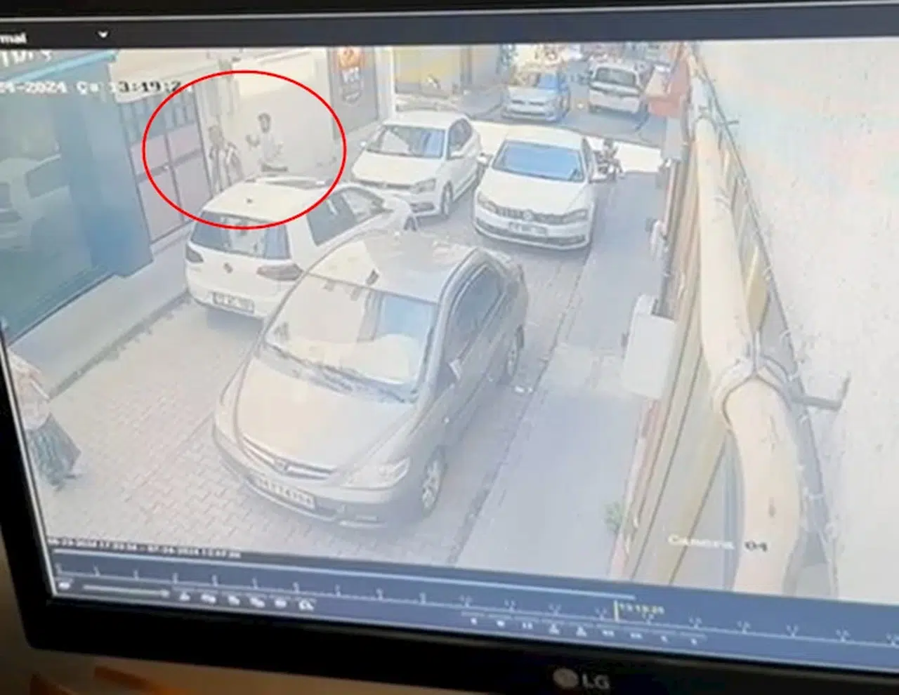 Madde bağımlısı sokaktakilere bıçakla saldırdı: 2 ölü, 7 yaralı