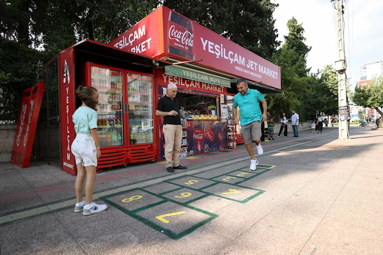 Büfeci kaldırıma seksek oyunu çizdi, yoldan geçenler oynadı 