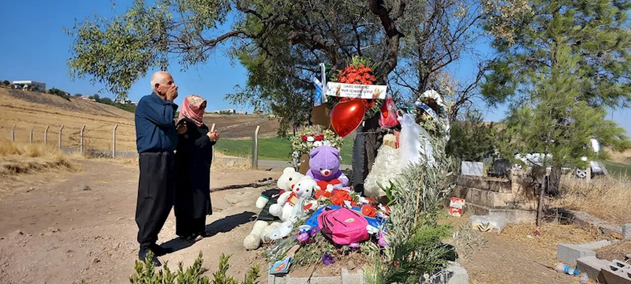 Narin'in kabri başında dua edip, oyuncak bırakıyorlar/Ek fotoğraflar