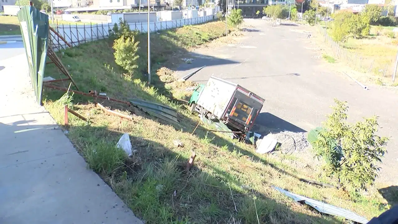 İstanbul - Bağcılar'da kamyonet 10 metre yüksellikten boş araziye uçtu 