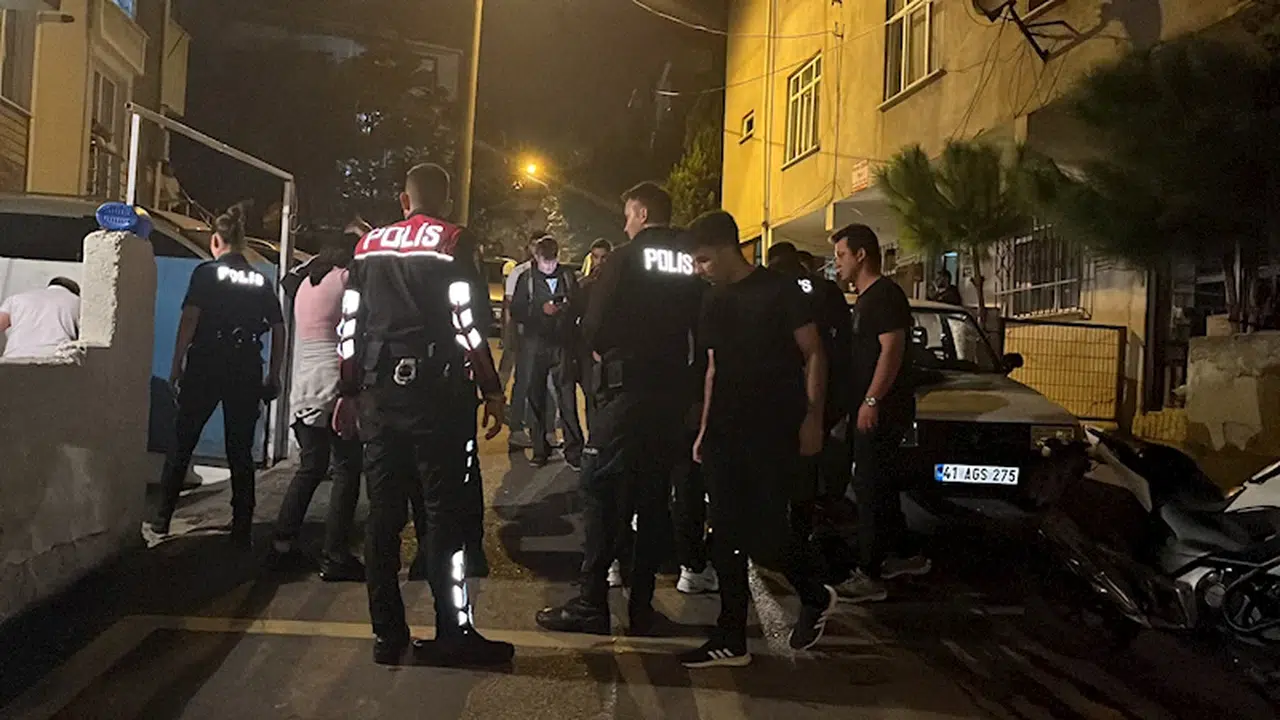 KOCAELİ - Nişanı atan kadının sokağına gidip havaya ateş açan baba ile oğlunu darbettiler (VİDEO EKLENDİ)