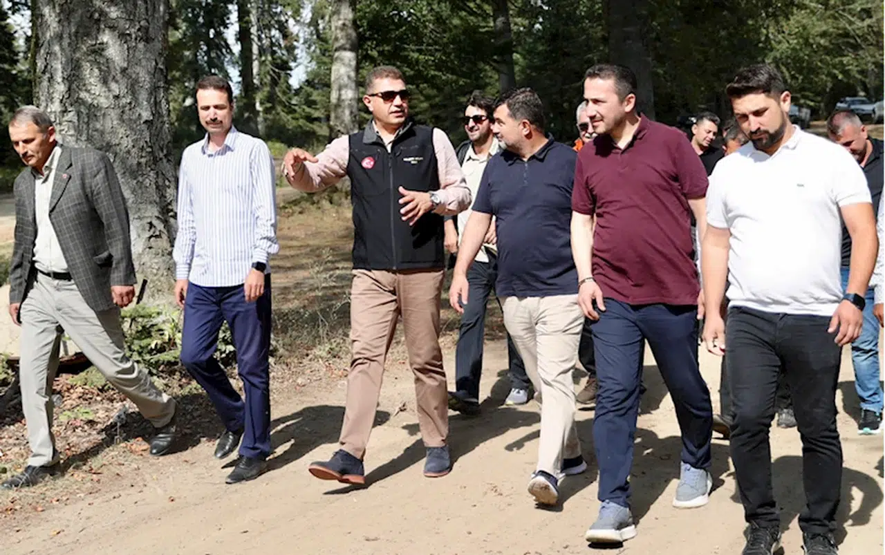 Düzce Valisi Aslan yatırımları inceledi, aronya hasadına katıldı