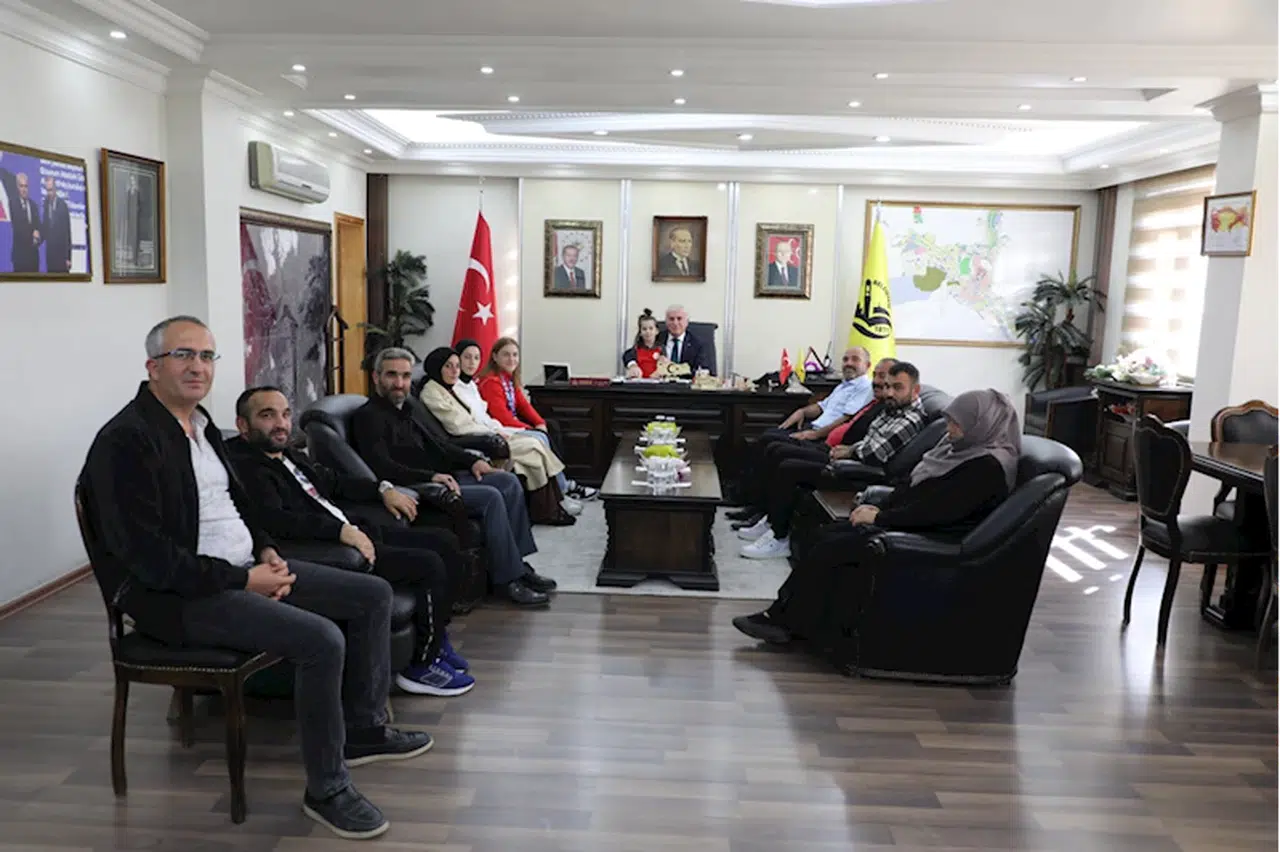 Milli güreşçi Beyzanur Akkuş, Bayburt Belediye Başkanı Memiş'i ziyaret etti