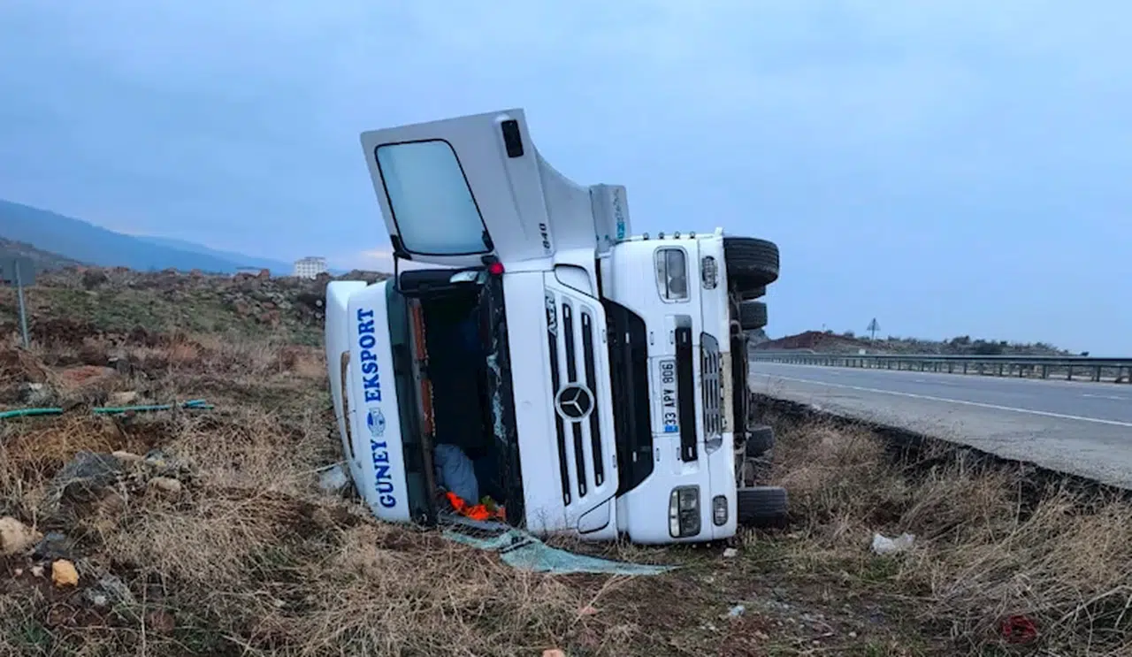 Gaziantep’te şarampole devrilen tankerin sürücüsü yaralandı