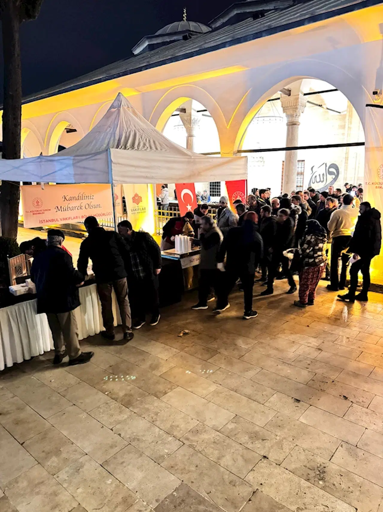 İstanbul - Beraat Kandili'nde camilerde salep ve simit  ikramı