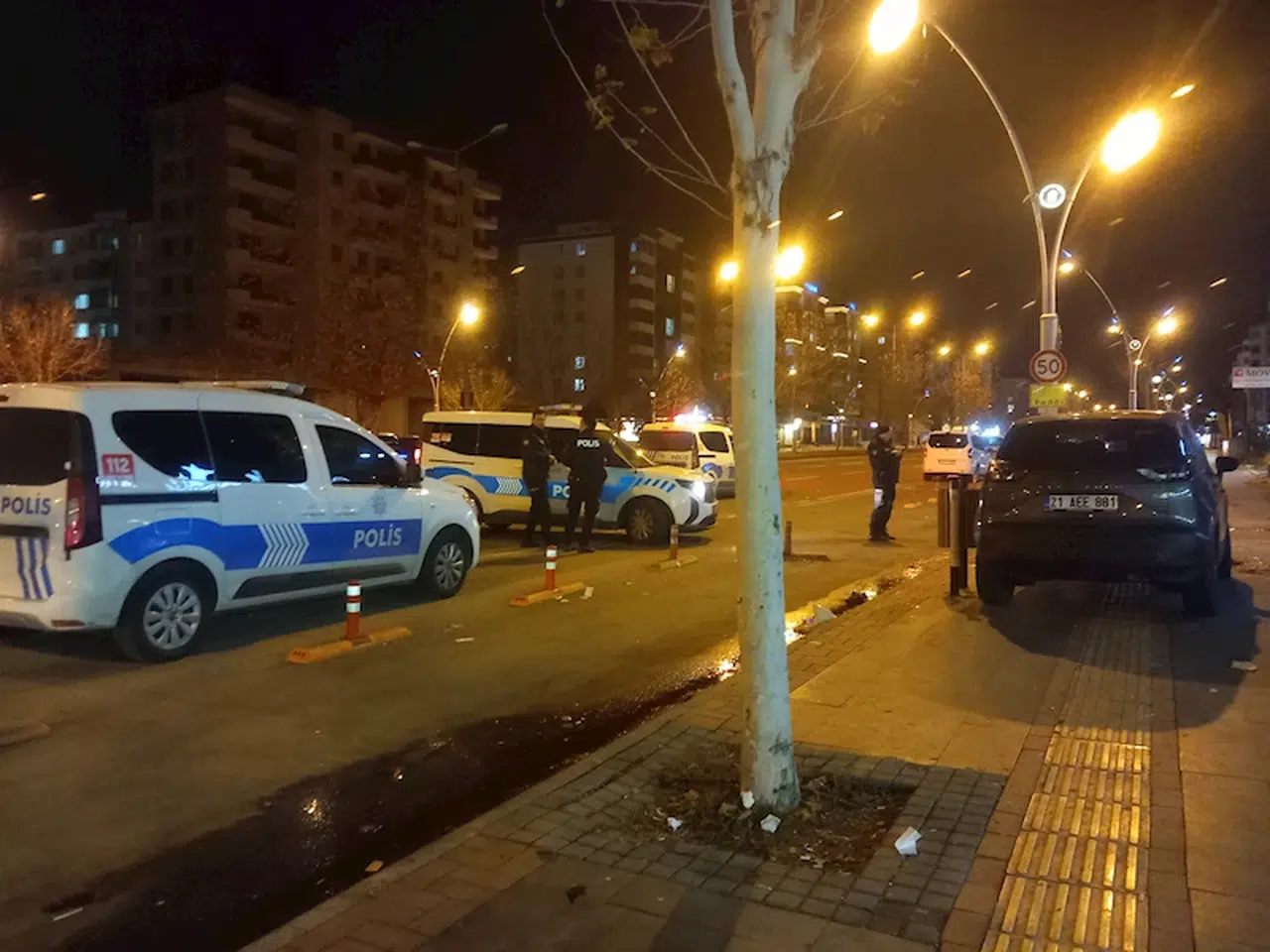 Diyarbakır'da düğün salonu önünde silahlı, bıçaklı kavga: 3 yaralı