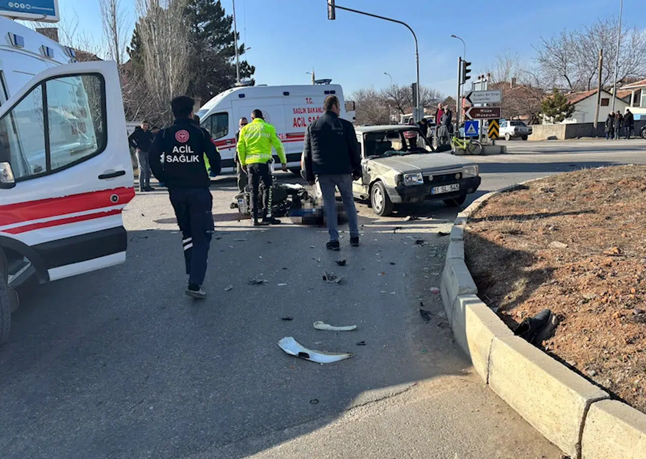 Kırşehir'de motosiklet ile otomobil çarpıştı: 1 ölü, 1 yaralı