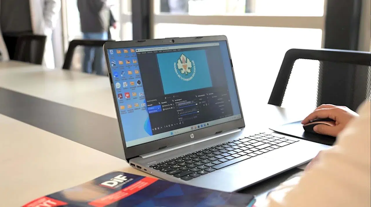 Online Eğitim Sistemi'yle öğrencileri YKS ve LGS'ye hazırlıyorlar