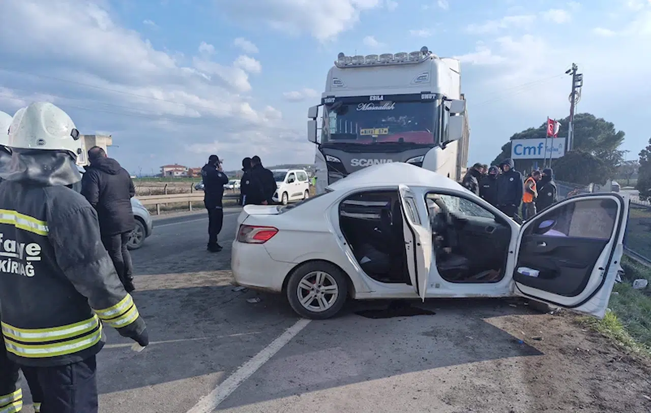  Tekirdağ'da TIR ile çarpışan otomobilde ölü sayısı 2'ye yükseldi
