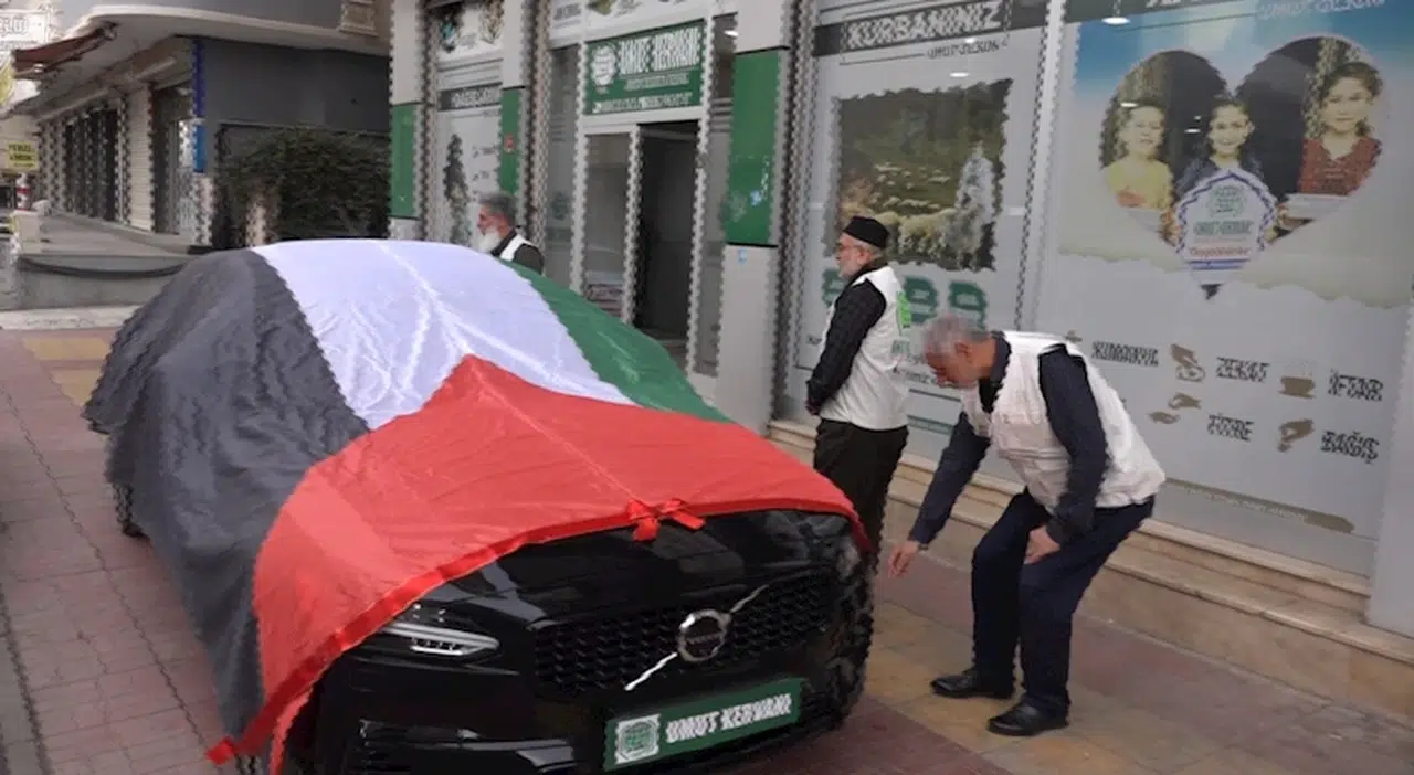 5 milyon lira değerindeki otomobilini Gazzeliler için bağışladı