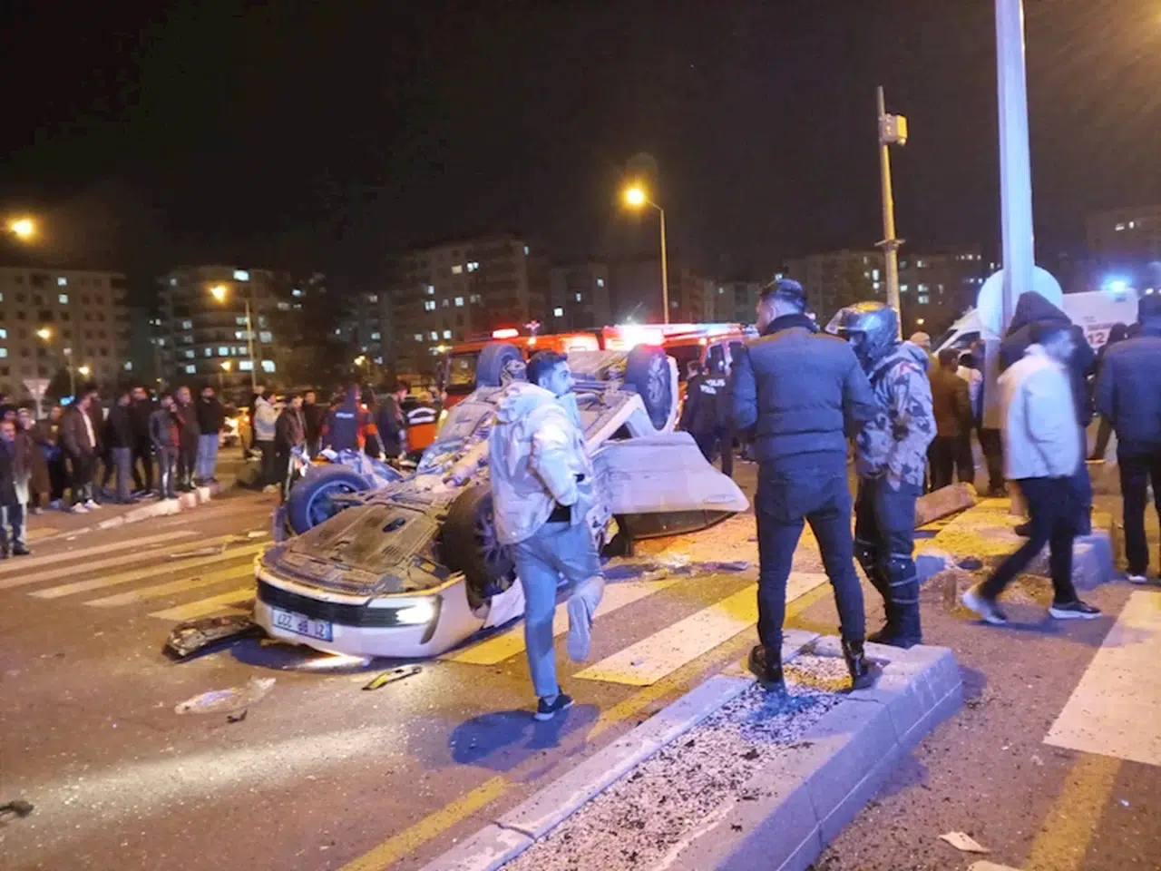 Diyarbakır'da önündeki araca çarpan otomobil, takla attı: 4 yaralı