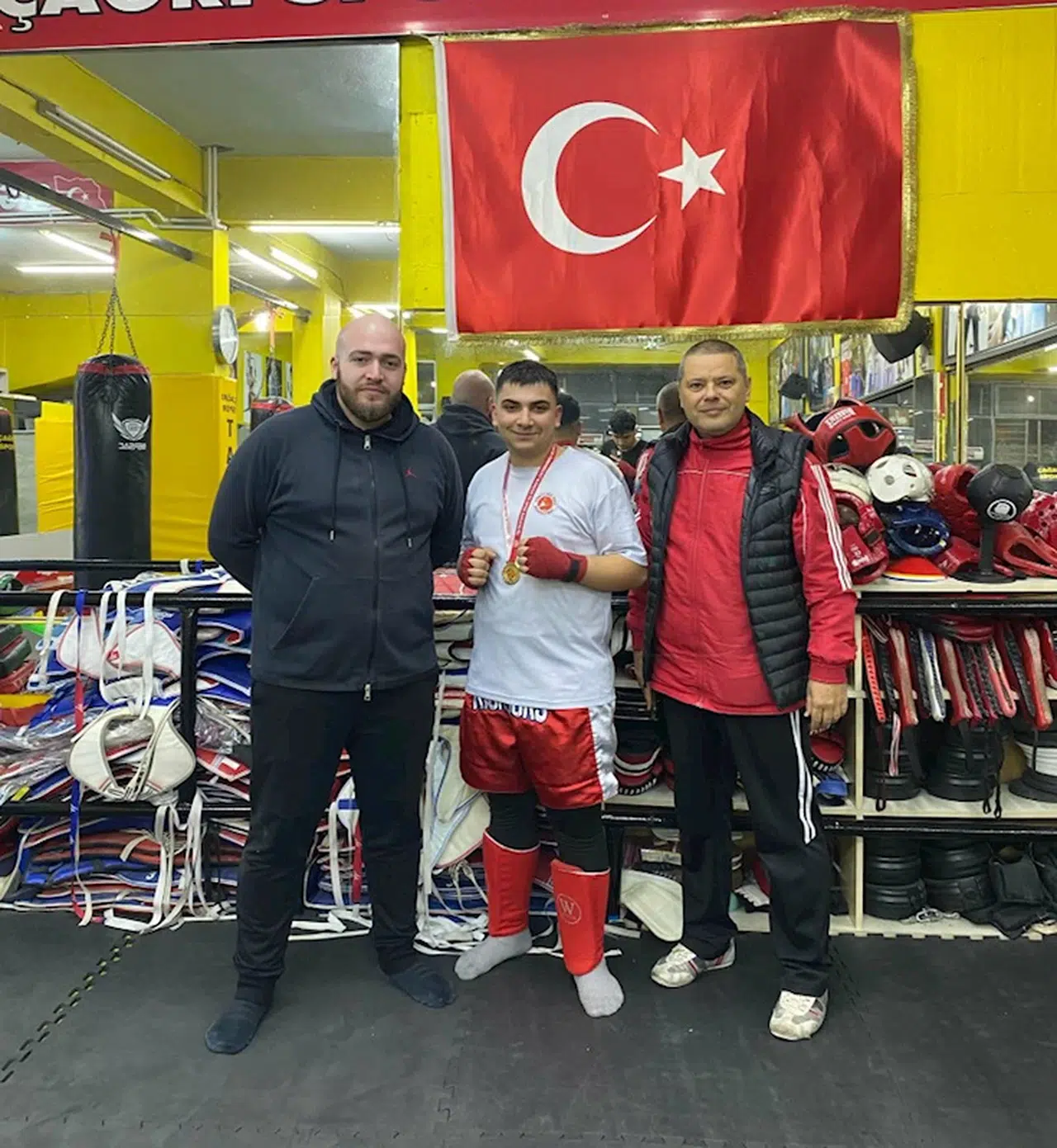 Okuldaki bir öğrencinin başarısından özenip, kick boksta Türkiye şampiyonu oldu