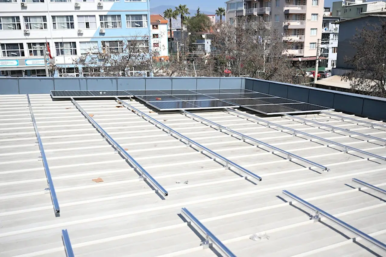 Çamdibi Yüzme Havuzu'na güneş enerjisi panelleri yerleştiriliyor