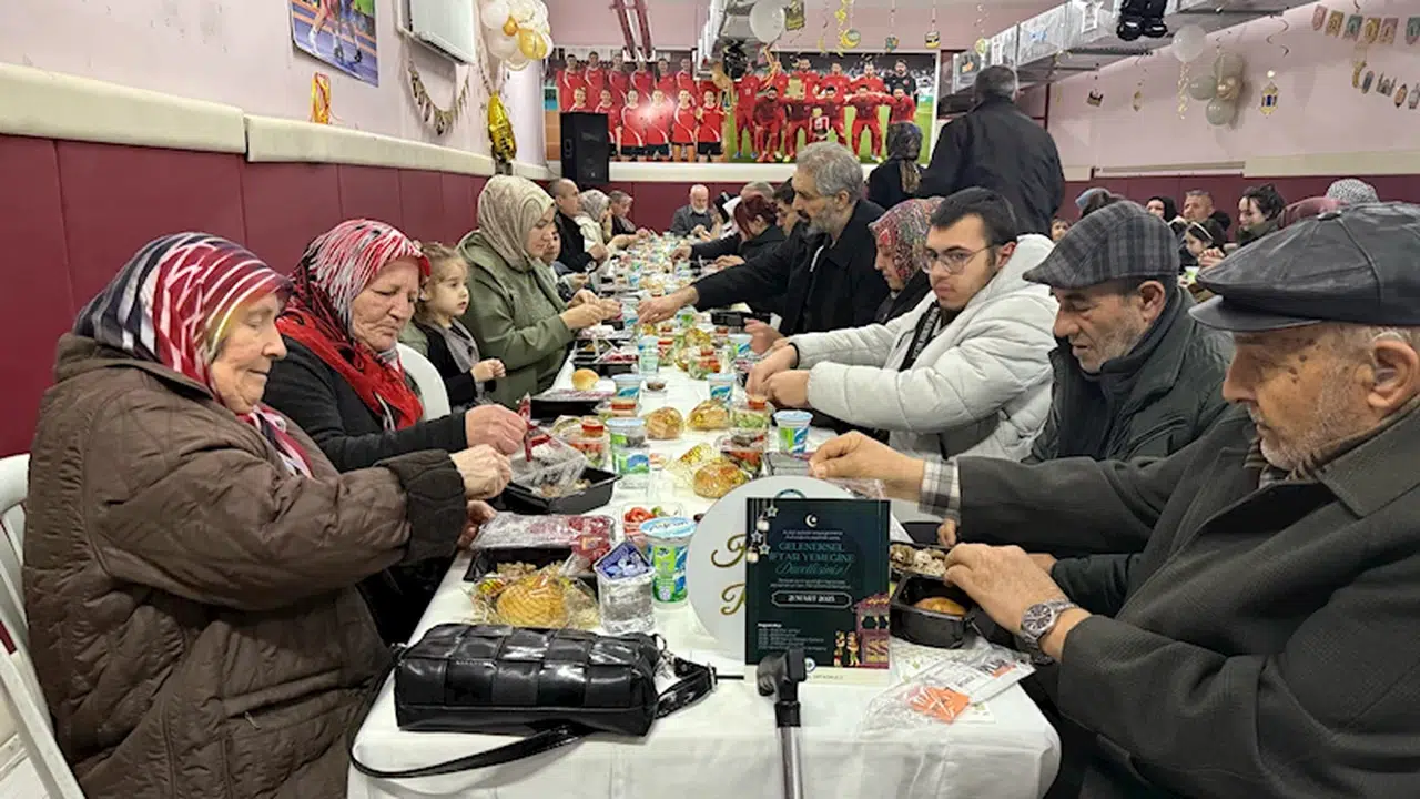 Yaşlılar, okul sıralarında öğretmenlerle buluştu