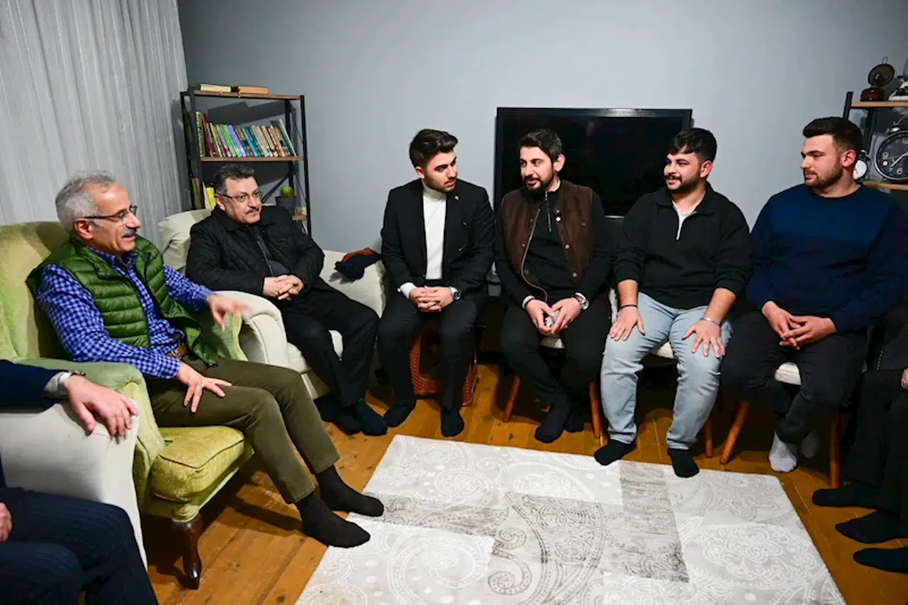 Bakan Uraloğlu, üniversitelilerin sahur sofrasına misafir oldu