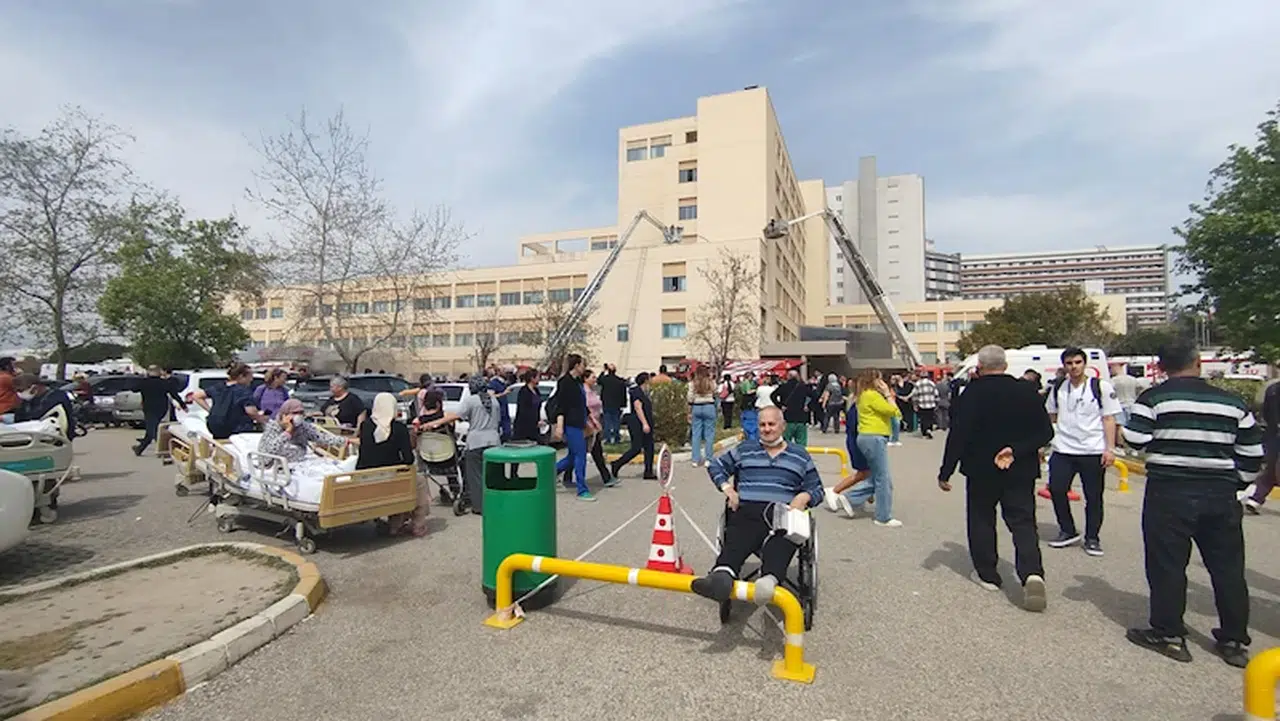 Antalya’da hastanede yangın; hastalar tahliye edildi / Ek fotoğraf