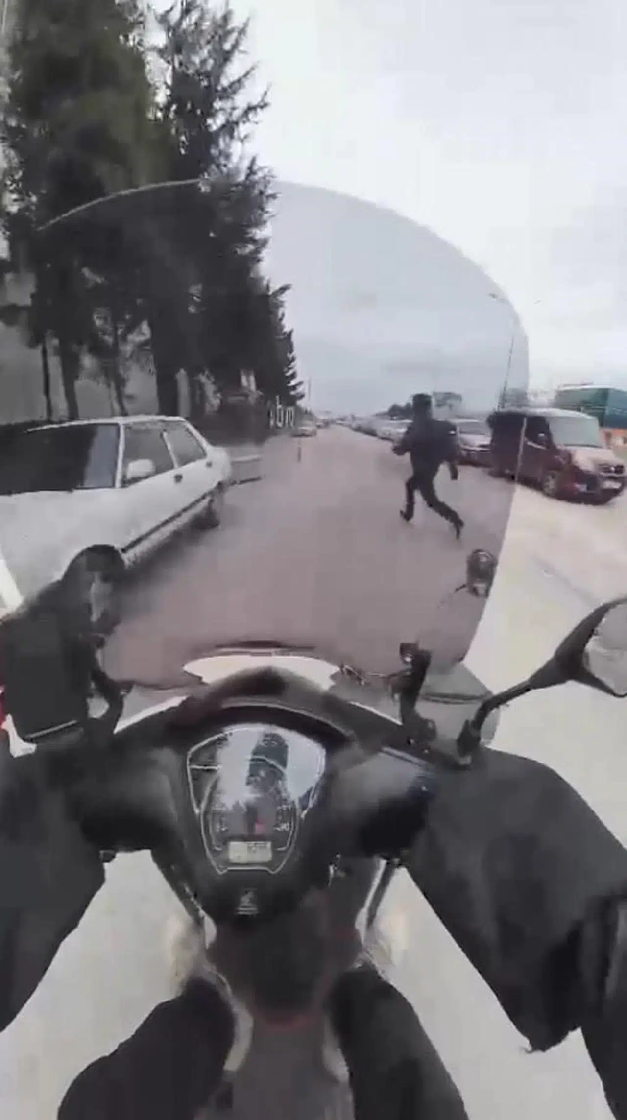 Motosikletin yayaya çarptığı kaza, sürücünün kask kamerasında