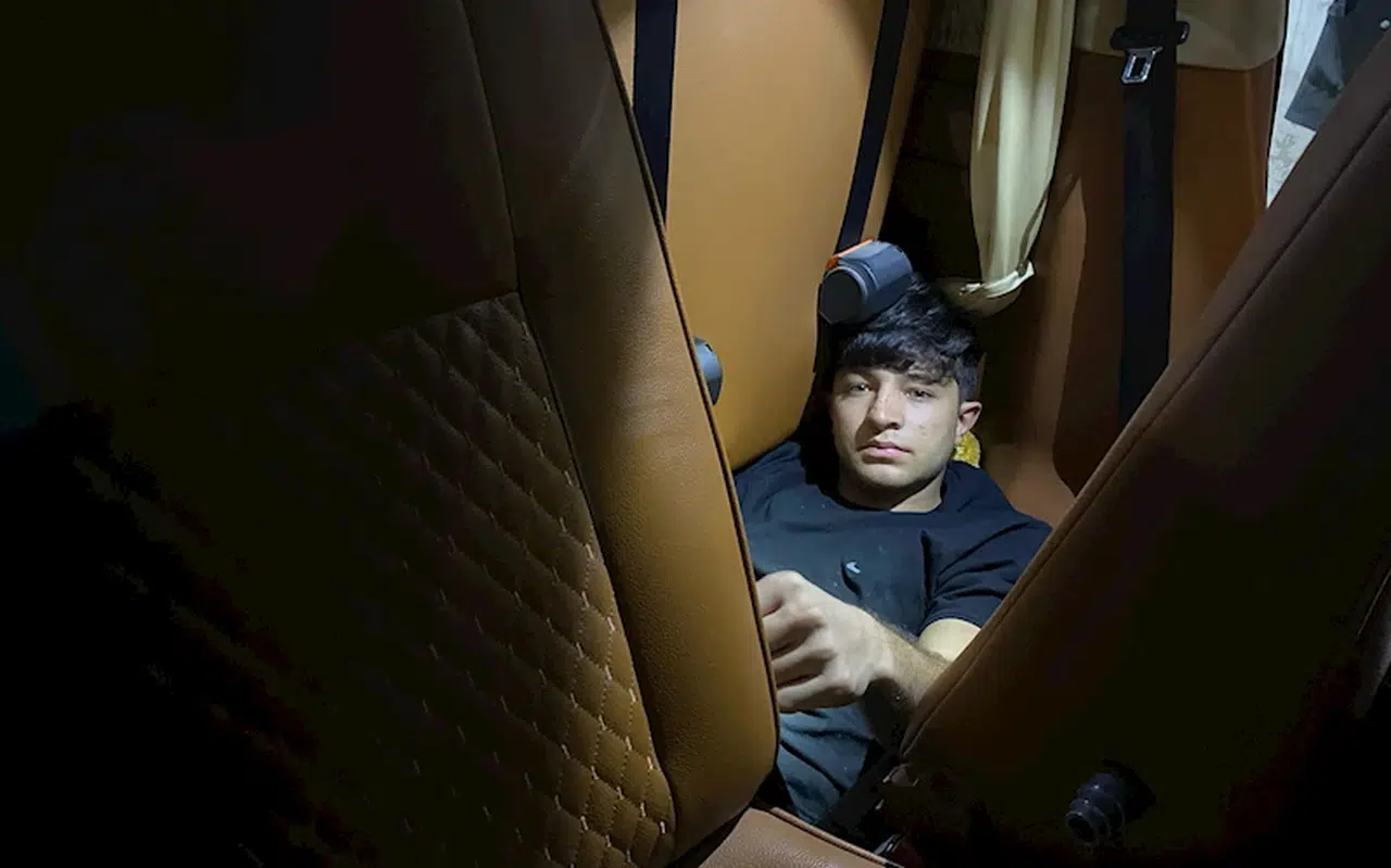 Minibüste koltukların arasından kaçak göçmen çıktı