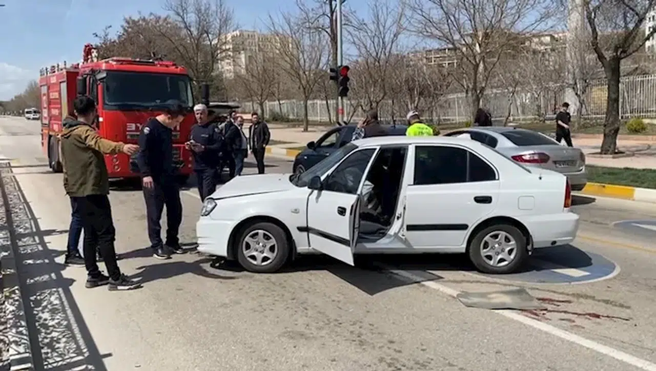 Elazığ’da iki otomobilin çarptığı Zeynep ağır yaralandı