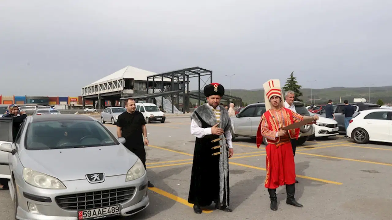 Padişah ve yeniçeri  kıyafetleri giyip sürücüleri uyardılar 