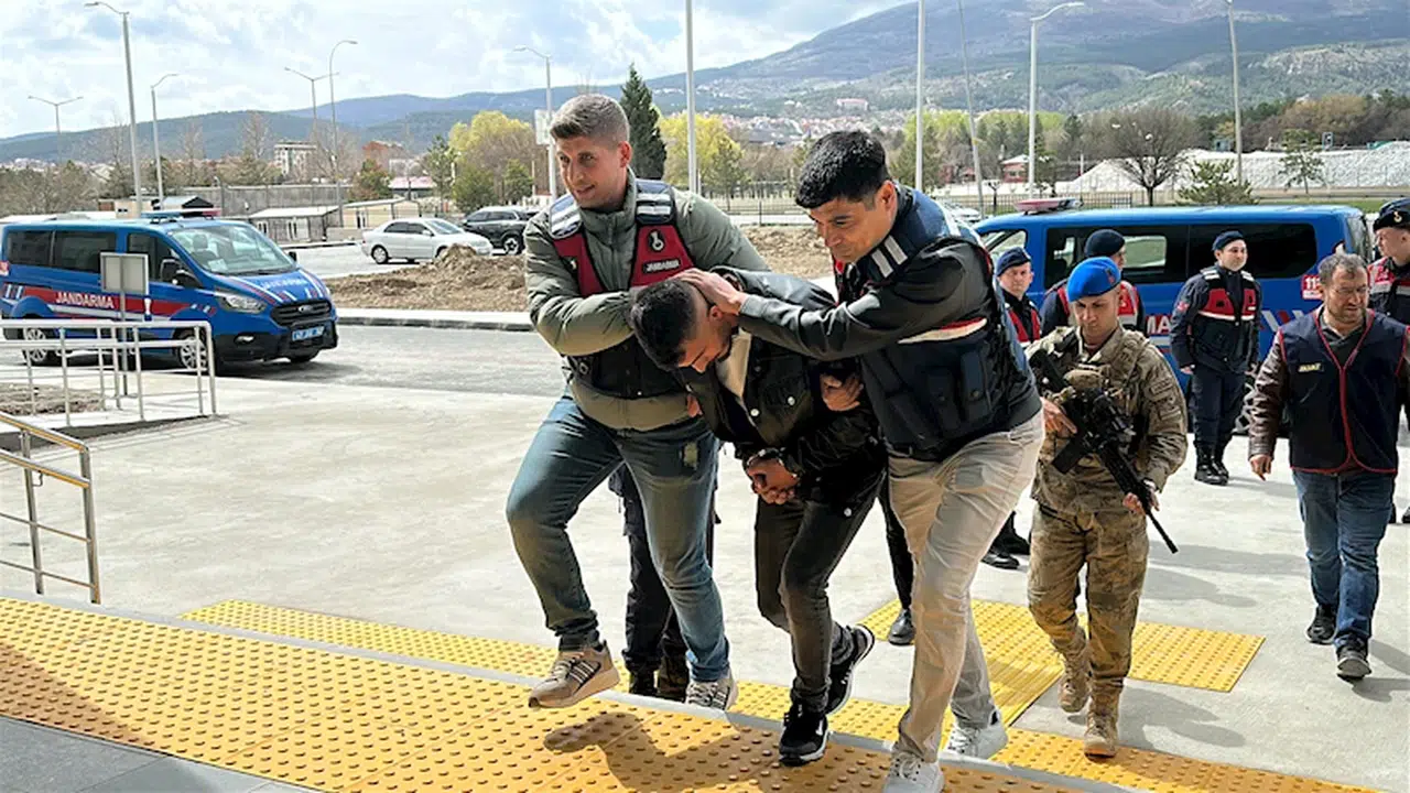 Tartıştığı arkadaşını, silahla vurup ağır yaraladı (2)