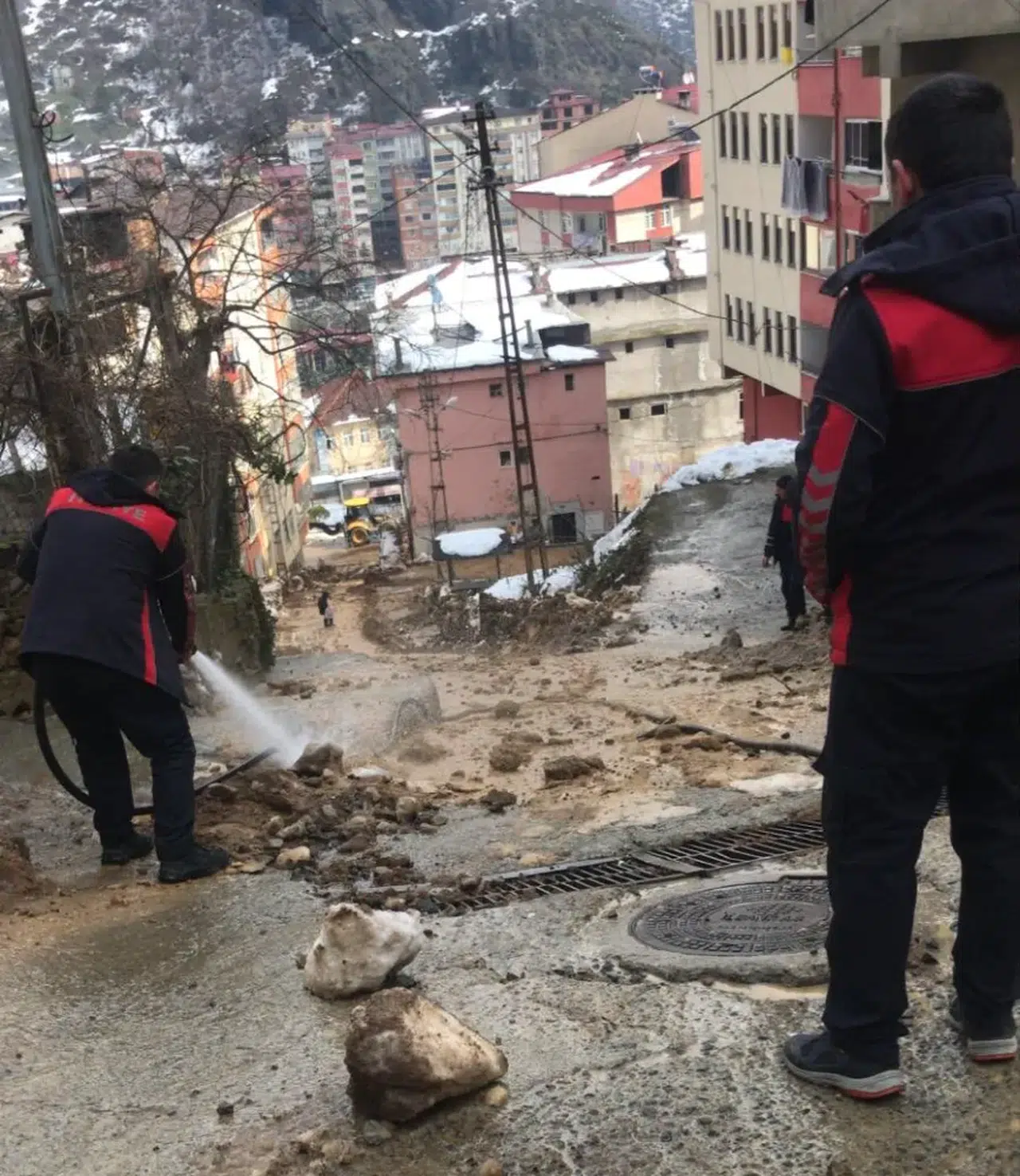 Gündoğdu Mahallesi’nde Borçka Belediyesi Heyelanla Mücadele Ediyor