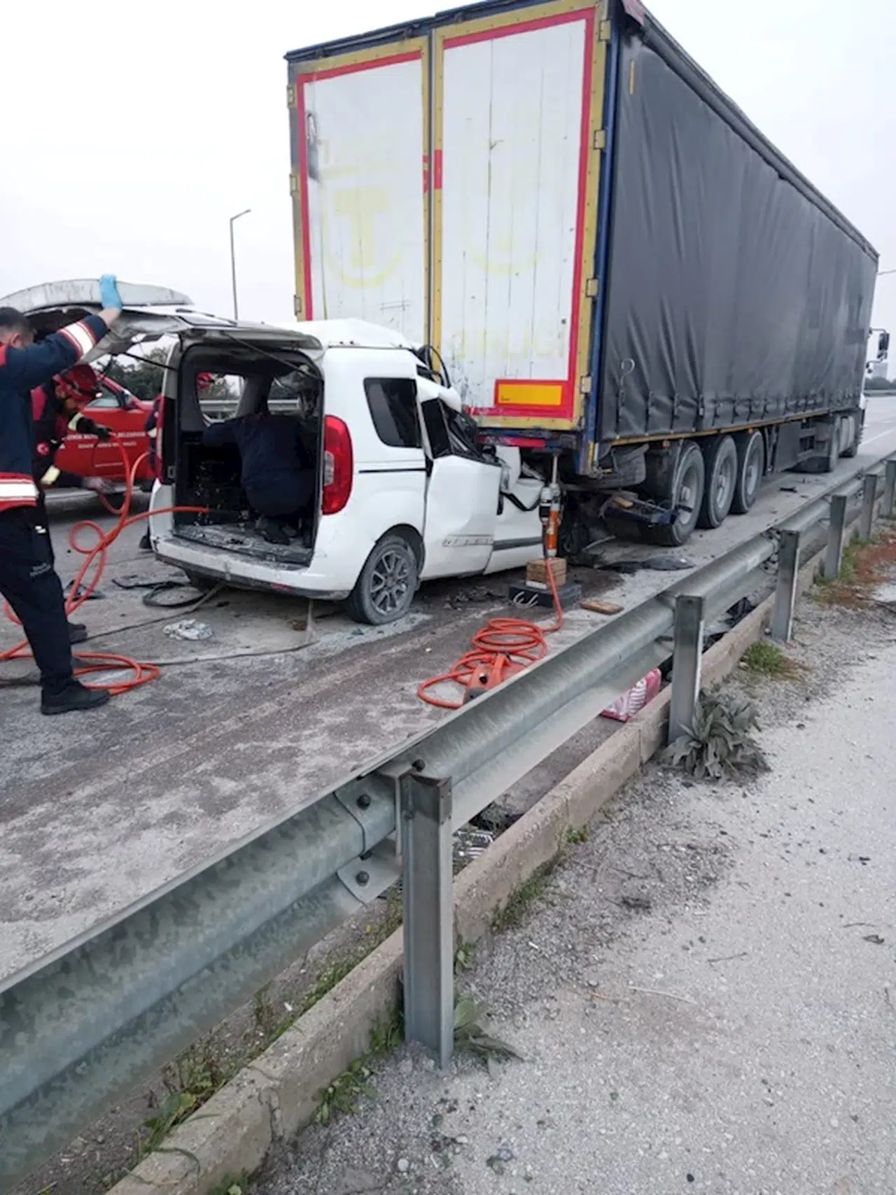 Emniyet şeridindeki TIR'a çarpan hafif aracın sürücüsü öldü