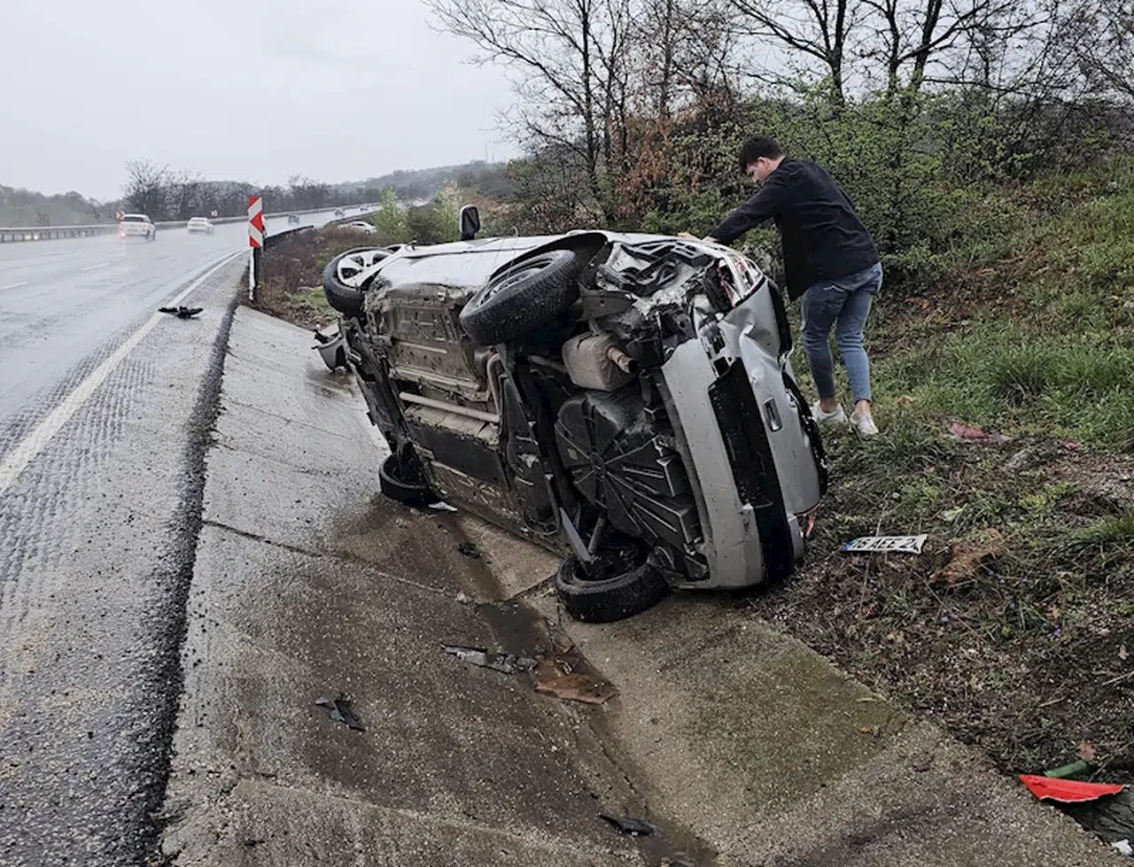 Bursa'da otomobil yağmur suyu kanalına düştü: 2 yaralı