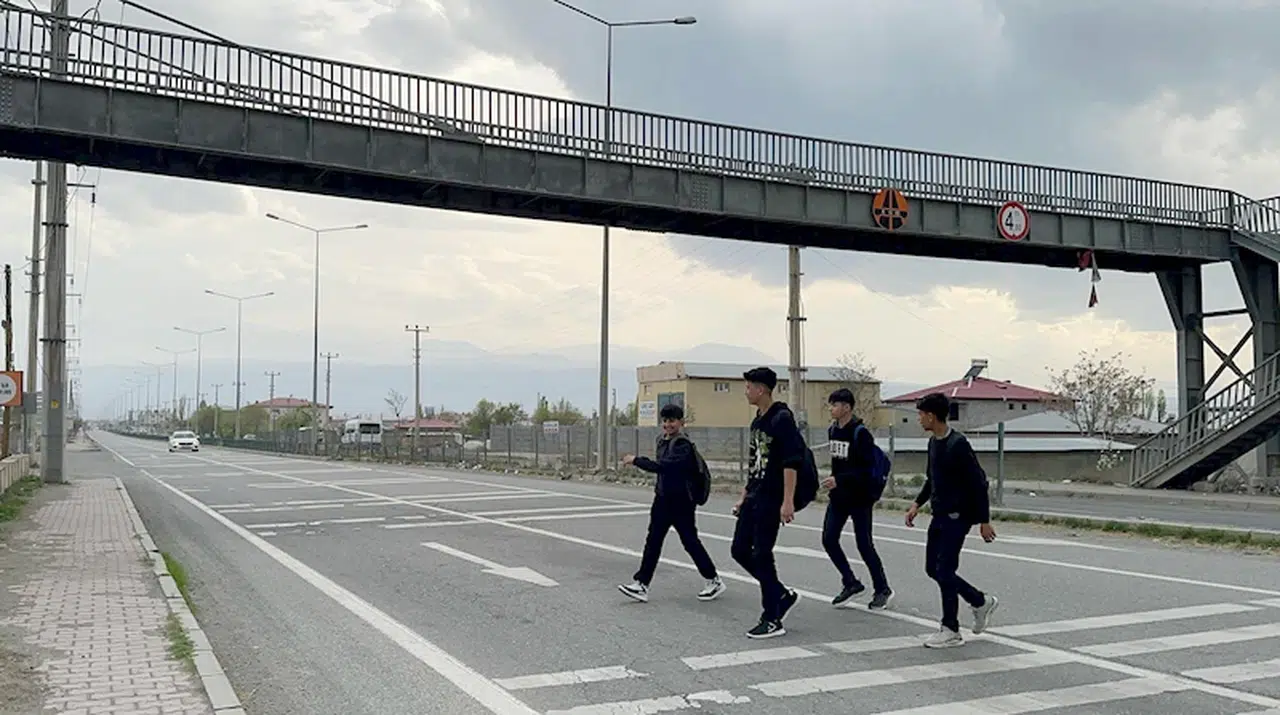 3 lisenin yakınındaki üst geçit , 'Yol uzuyor’ diye kullanılmıyor