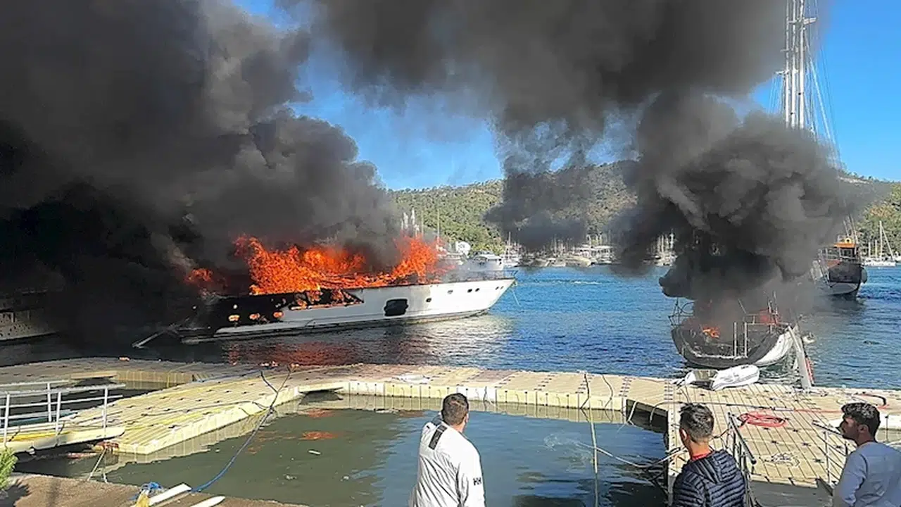 Fethiye'de teknede çıkan yangın, yanındaki 3 tekneye de sıçradı