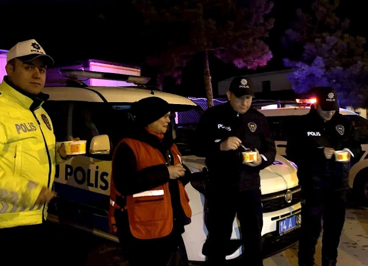 Kızılay’dan soğukta görev yapan polislere sıcak çorbalı kutlama