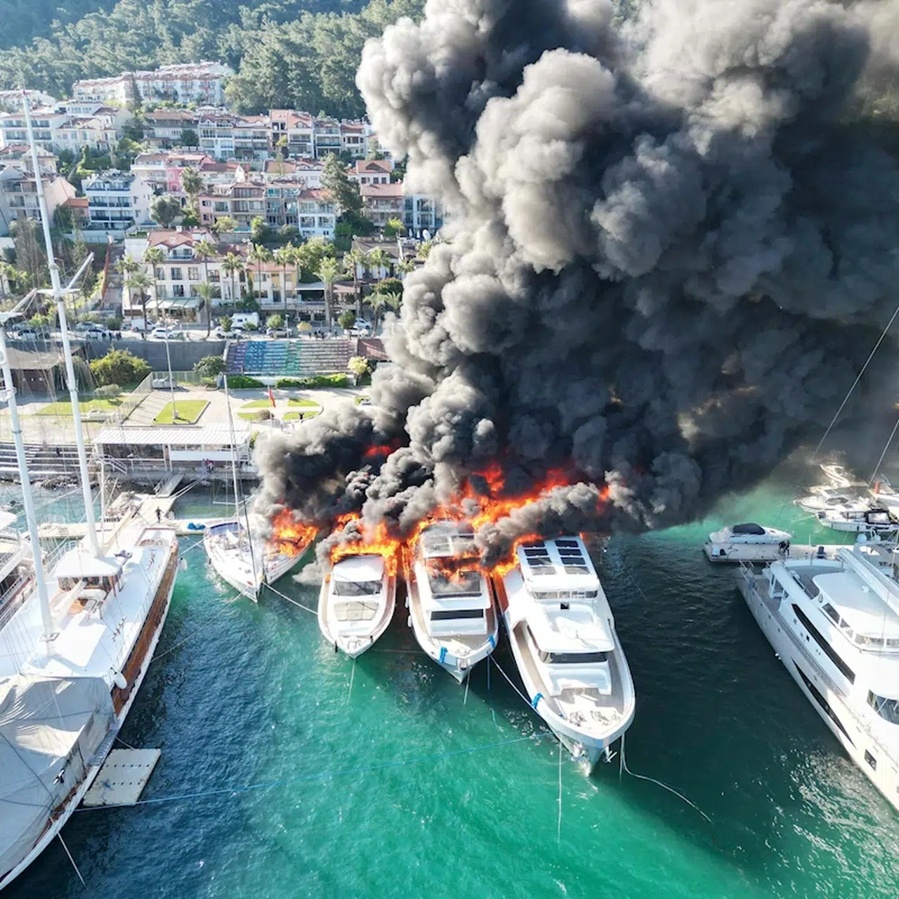 Fethiye'de teknede çıkan yangın, yanındaki 3 tekneye de sıçradı (2)